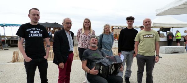 Des musiciens et une comédienne animent les marchés pendant l’été