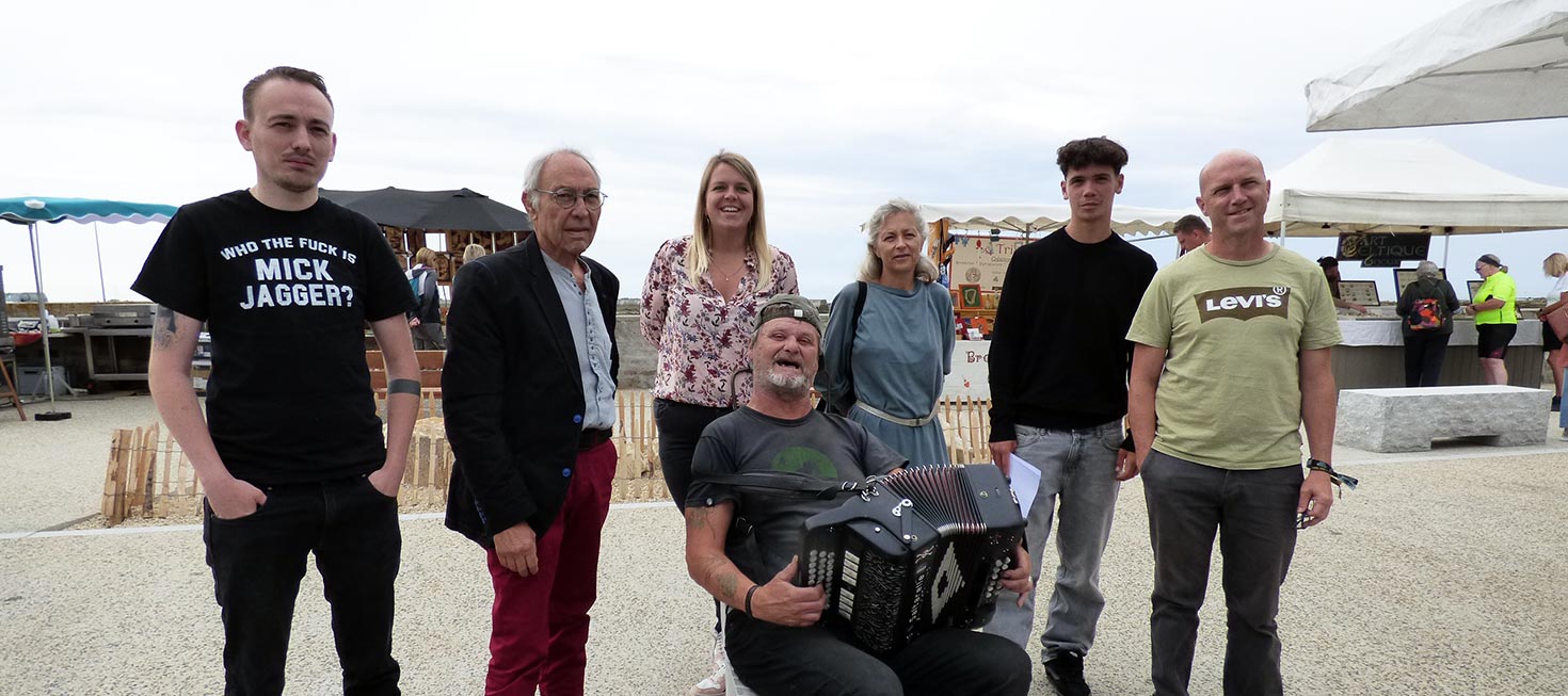 Des musiciens et une comédienne animent les marchés pendant l’été